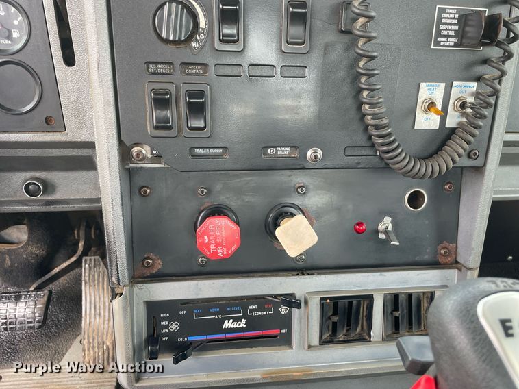 image for item LJ9776 1998 Mack CH613  semi truck