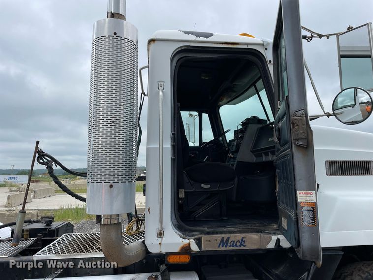 image for item LJ9776 1998 Mack CH613  semi truck