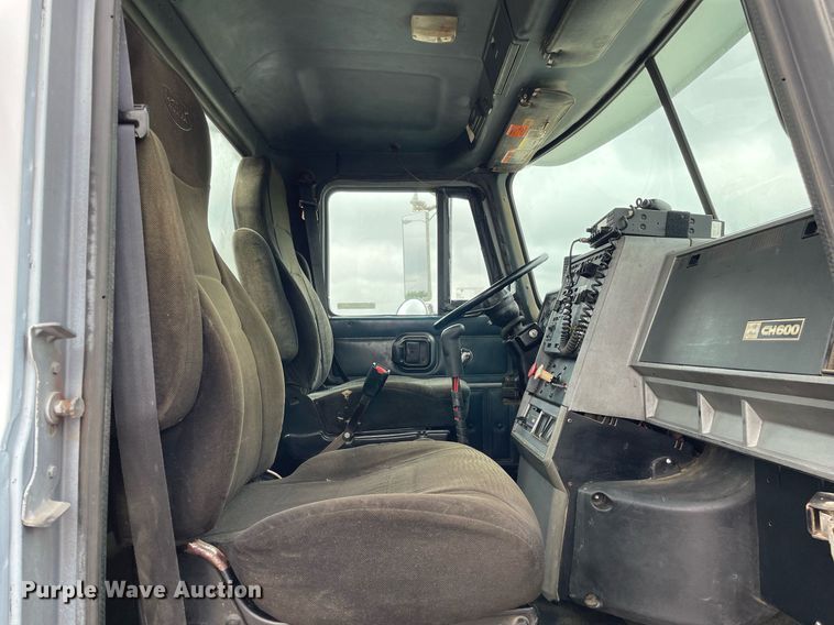 image for item LJ9776 1998 Mack CH613  semi truck