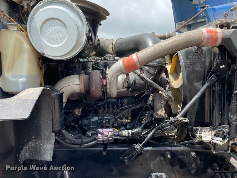 image for item LJ9776 1998 Mack CH613  semi truck