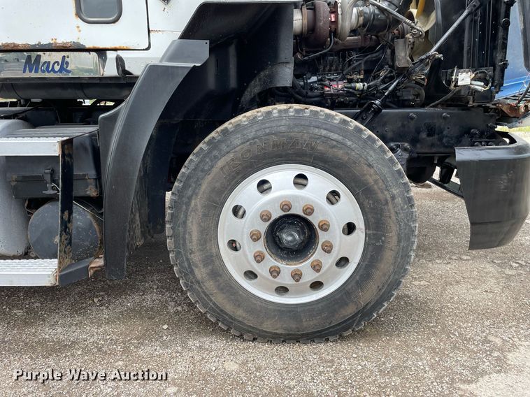 image for item LJ9776 1998 Mack CH613  semi truck