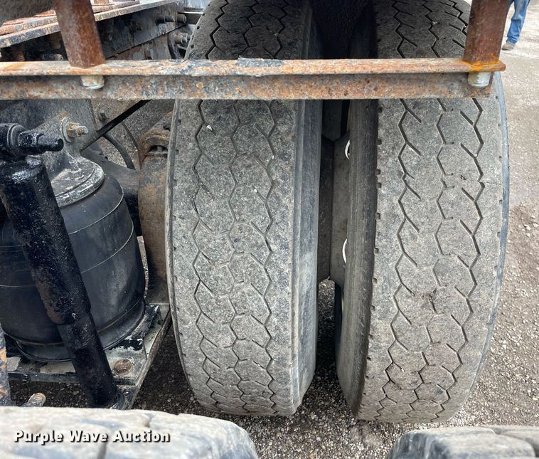 image for item LJ9776 1998 Mack CH613  semi truck