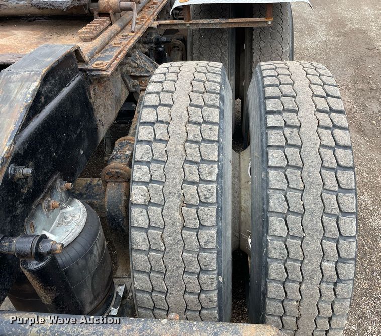 image for item LJ9776 1998 Mack CH613  semi truck