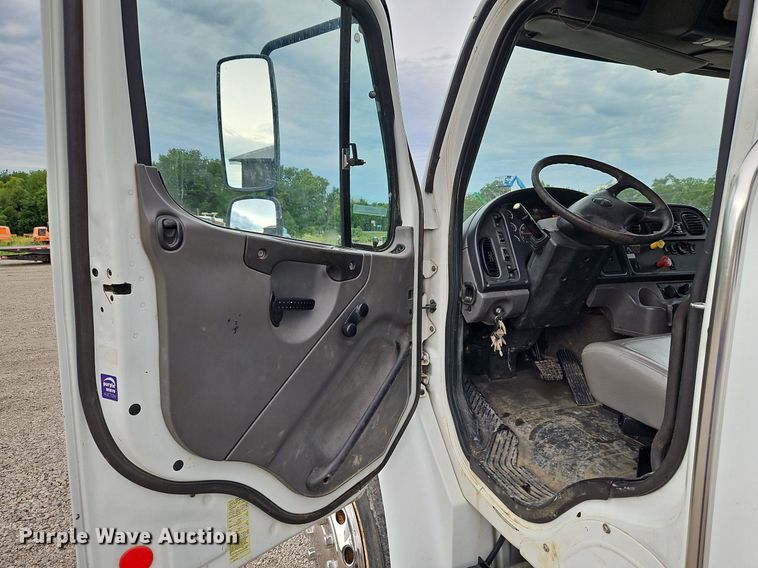 image for item LM9052 2010 Freightliner Business Class M2 106  utility / service truck