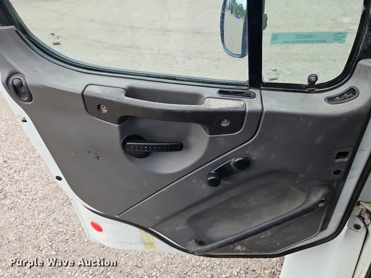 image for item LM9052 2010 Freightliner Business Class M2 106  utility / service truck