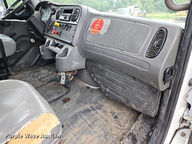 image for item LM9052 2010 Freightliner Business Class M2 106  utility / service truck