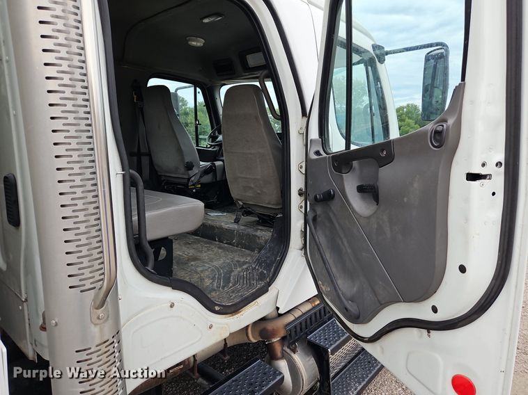 image for item LM9052 2010 Freightliner Business Class M2 106  utility / service truck