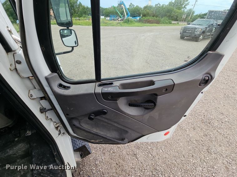 image for item LM9052 2010 Freightliner Business Class M2 106  utility / service truck