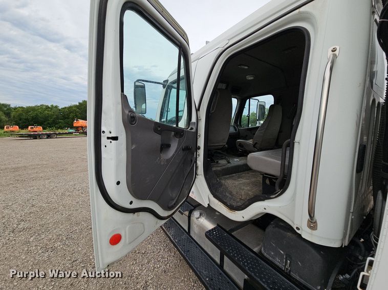 image for item LM9052 2010 Freightliner Business Class M2 106  utility / service truck