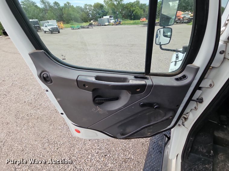 image for item LM9052 2010 Freightliner Business Class M2 106  utility / service truck