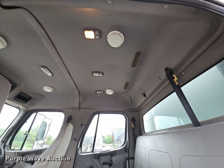 image for item LM9052 2010 Freightliner Business Class M2 106  utility / service truck