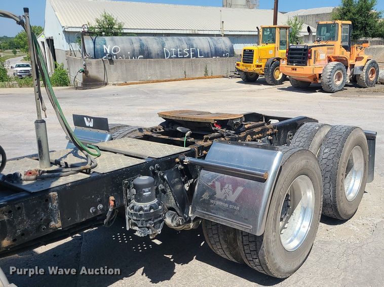 image for item MO9989 2015 Freightliner Coronado SD122  semi truck