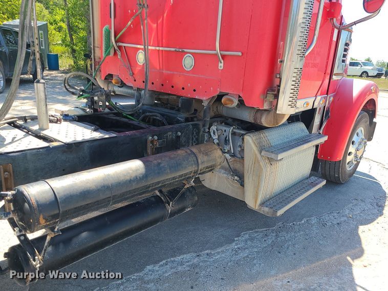 image for item MO9989 2015 Freightliner Coronado SD122  semi truck