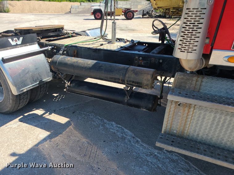 image for item MO9989 2015 Freightliner Coronado SD122  semi truck