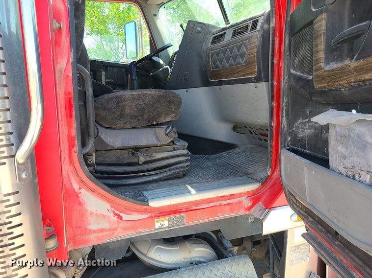 image for item MO9989 2015 Freightliner Coronado SD122  semi truck