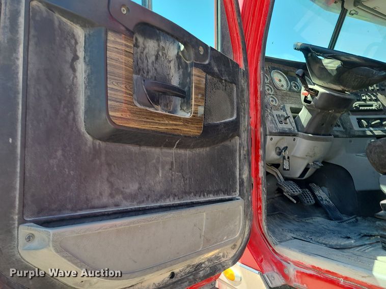 image for item MO9989 2015 Freightliner Coronado SD122  semi truck