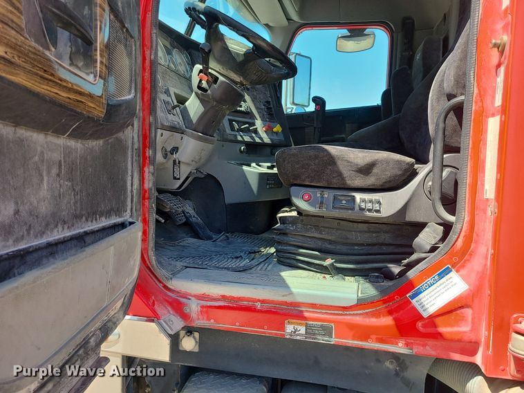 image for item MO9989 2015 Freightliner Coronado SD122  semi truck