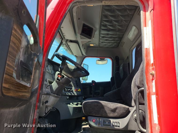 image for item MO9989 2015 Freightliner Coronado SD122  semi truck