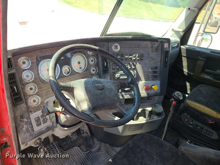 image for item MO9989 2015 Freightliner Coronado SD122  semi truck