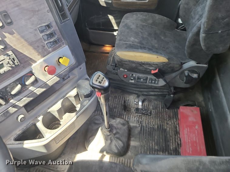 image for item MO9989 2015 Freightliner Coronado SD122  semi truck