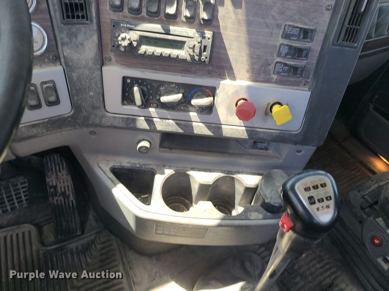 image for item MO9989 2015 Freightliner Coronado SD122  semi truck