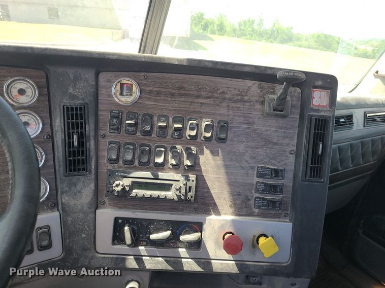 image for item MO9989 2015 Freightliner Coronado SD122  semi truck