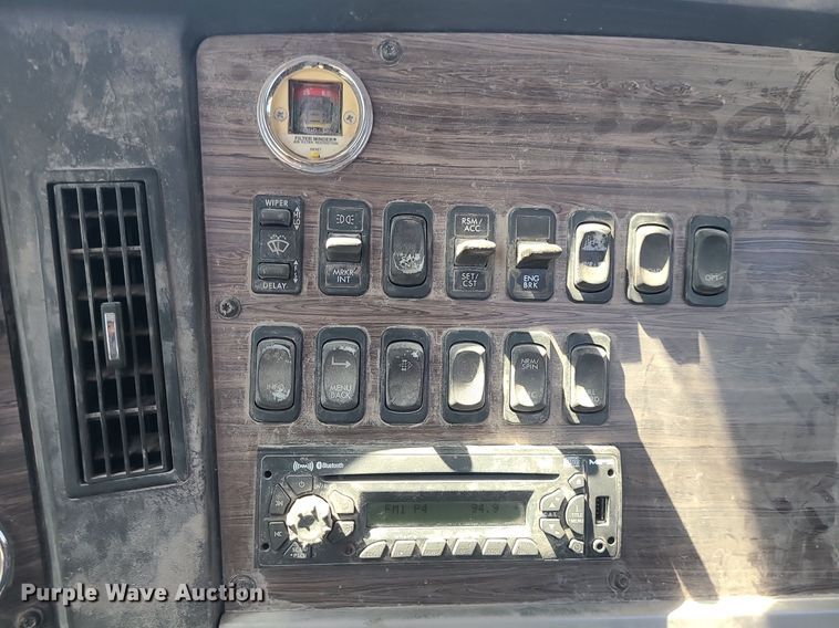 image for item MO9989 2015 Freightliner Coronado SD122  semi truck