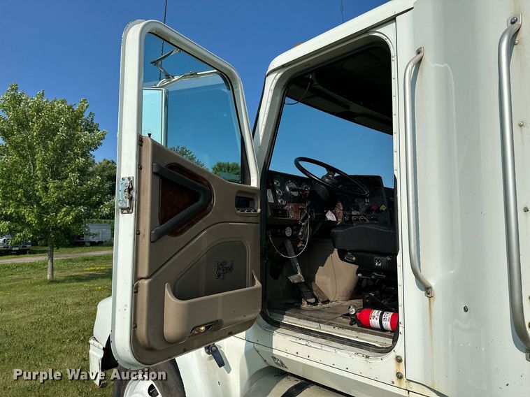 image for item MQ9290 2005 International 9400i  semi truck