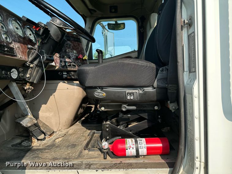 image for item MQ9290 2005 International 9400i  semi truck