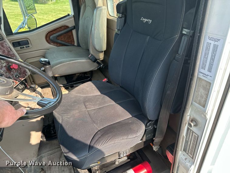 image for item MQ9290 2005 International 9400i  semi truck