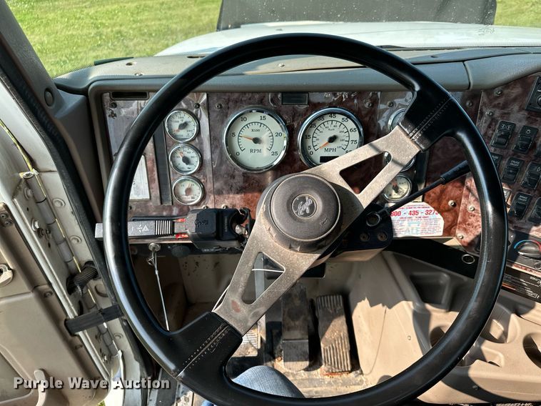 image for item MQ9290 2005 International 9400i  semi truck