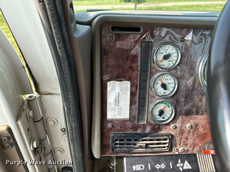 image for item MQ9290 2005 International 9400i  semi truck