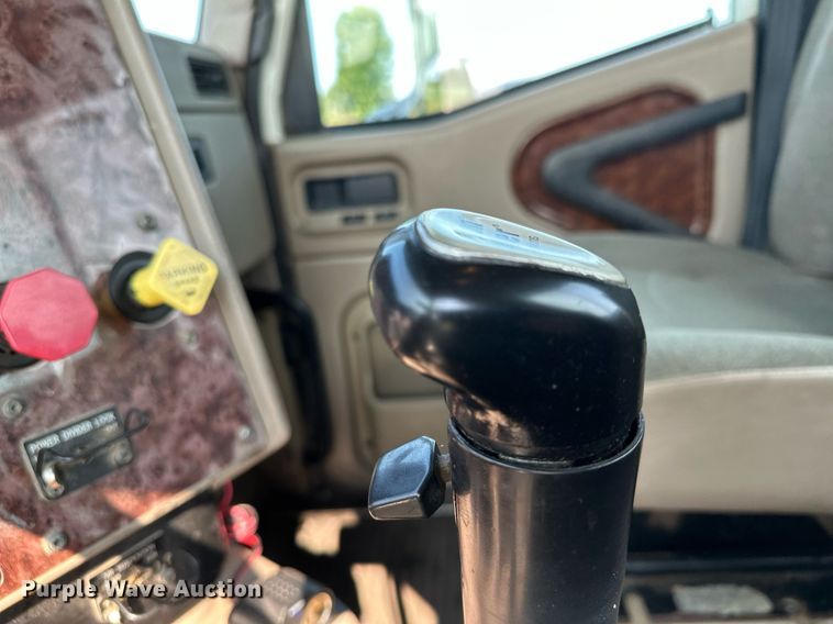 image for item MQ9290 2005 International 9400i  semi truck