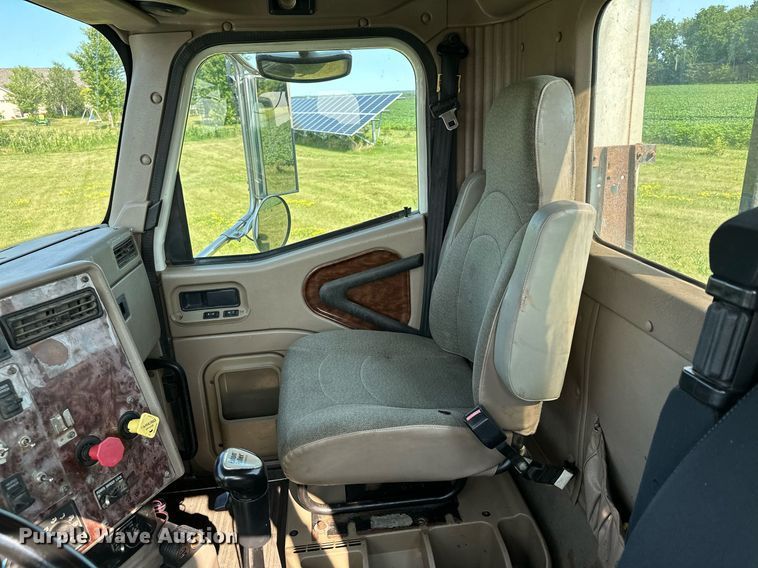 image for item MQ9290 2005 International 9400i  semi truck