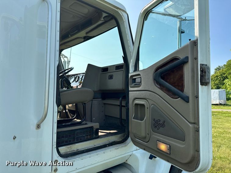 image for item MQ9290 2005 International 9400i  semi truck