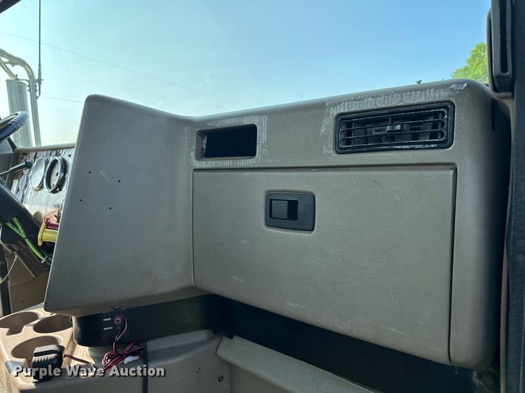 image for item MQ9290 2005 International 9400i  semi truck