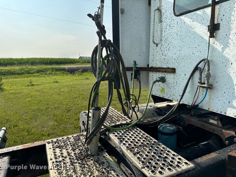 image for item MQ9290 2005 International 9400i  semi truck