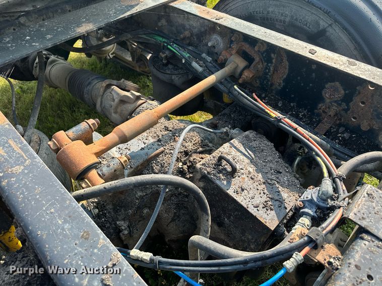 image for item MQ9290 2005 International 9400i  semi truck