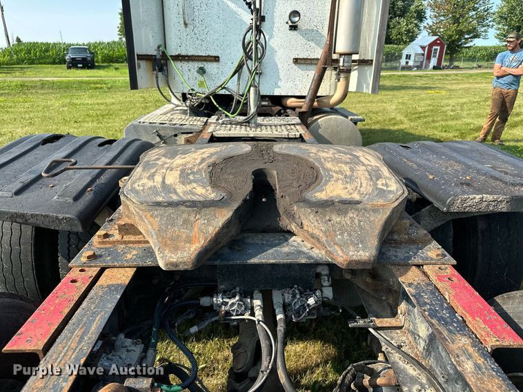 image for item MQ9290 2005 International 9400i  semi truck