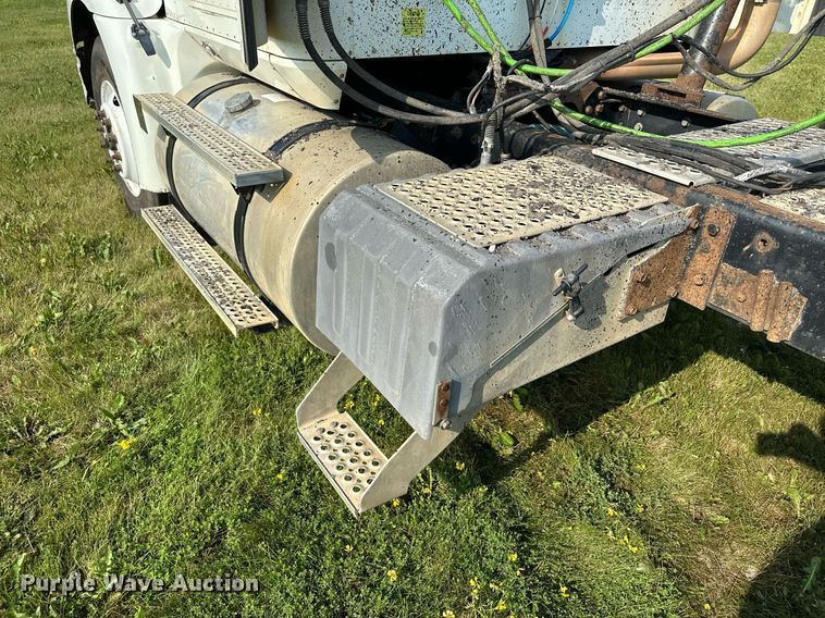 image for item MQ9290 2005 International 9400i  semi truck