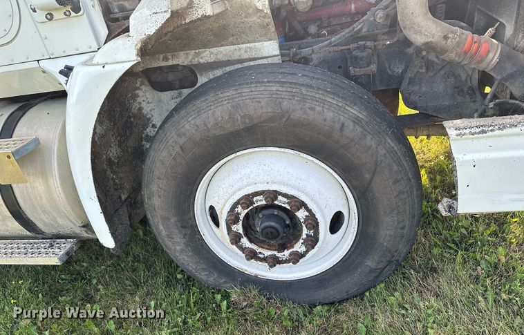 image for item MQ9290 2005 International 9400i  semi truck