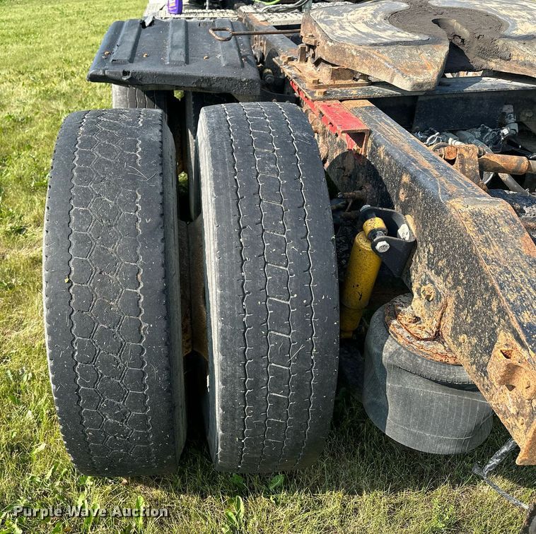 image for item MQ9290 2005 International 9400i  semi truck