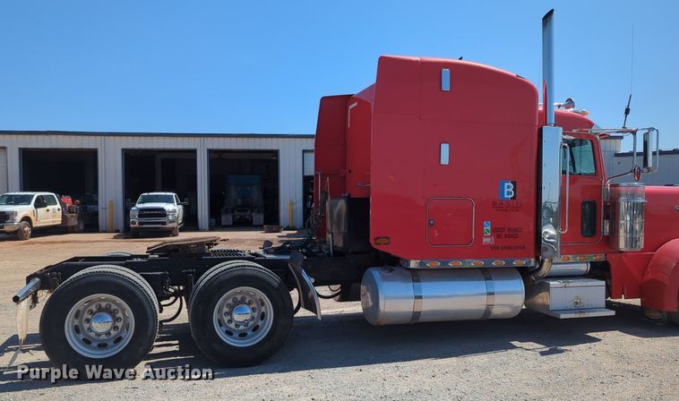 image for item MY9352 2005 Peterbilt 379  semi truck