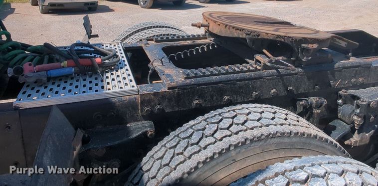 image for item MY9352 2005 Peterbilt 379  semi truck