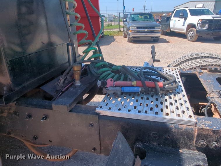 image for item MY9352 2005 Peterbilt 379  semi truck