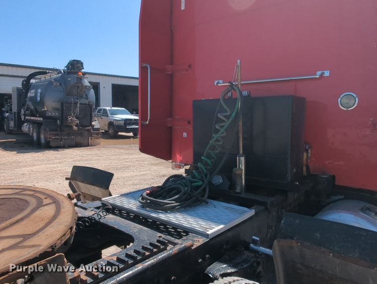 image for item MY9352 2005 Peterbilt 379  semi truck