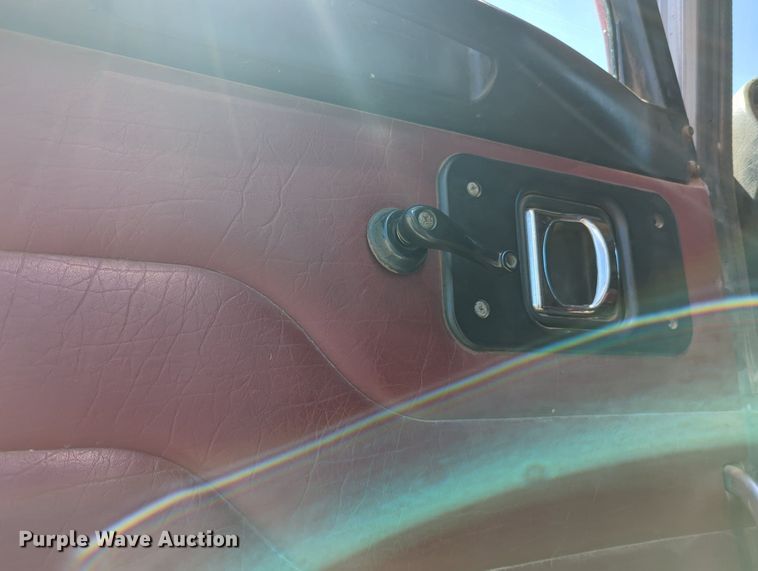 image for item MY9352 2005 Peterbilt 379  semi truck