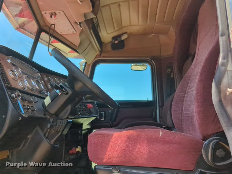 image for item MY9352 2005 Peterbilt 379  semi truck