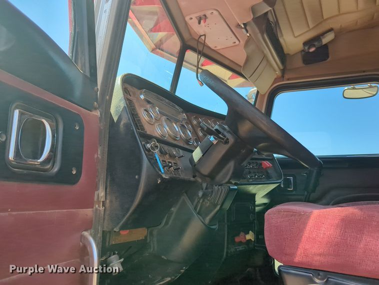 image for item MY9352 2005 Peterbilt 379  semi truck