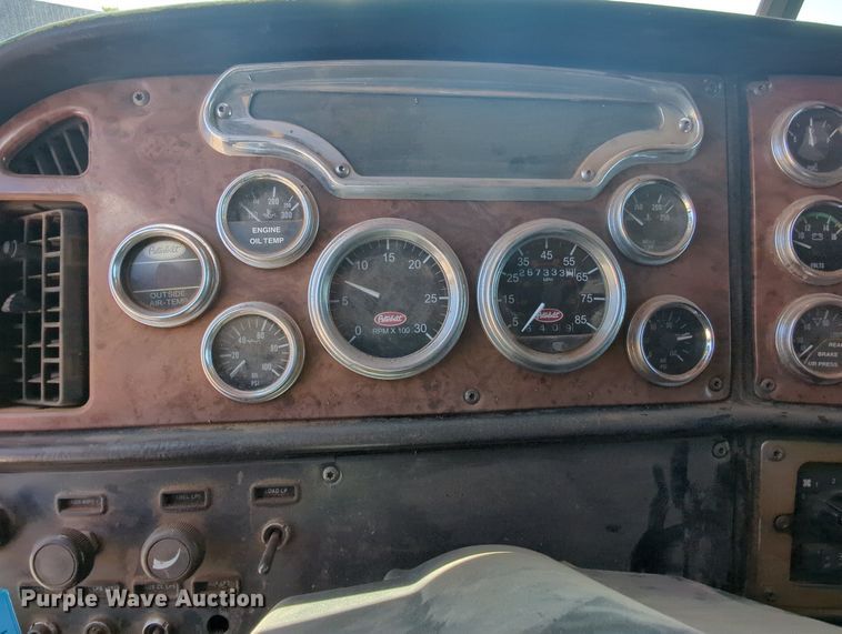 image for item MY9352 2005 Peterbilt 379  semi truck